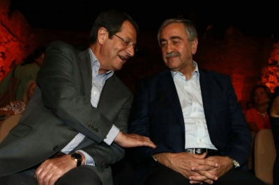 O presidente cipriota Nicos Anastasiades (E) e o l&iacute;der turco-cipriota, Mustaf&aacute; Akinci, s&atilde;o flagrados em foto de 28 de junho de 2015