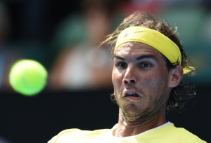Depois de um primeiro dia sem grandes surpresas, a zebra fez a primeira v&iacute;tima de peso no Aberto da Austr&aacute;lia, o espanhol Rafael Nadal, enquanto o brasileiro Thomaz Bellucci avan&ccedil;ou sem problemas para a segunda fase, nesta ter&ccedil;a-feira, em Melbourne