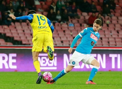 Jorginho (D) em a&ccedil;&atilde;o com o Napoli, contra o Chievo, em 5 de mar&ccedil;o, em N&aacute;poles