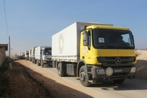 Um comboio de ajuda humanit&aacute;ria do Crescente Vermelho chega &agrave; prov&iacute;ncia de Idleb, no dia 17 de fevereiro de 2016