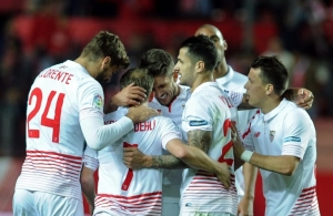 Jogadores do Sevilla comemoram gil durante partida contra o Celta de Vigo, em Sevilha, no dia 4 de fevereiro de 2016