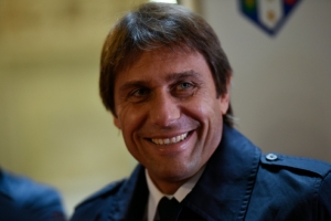 A promotoria de Cremona (norte da It&aacute;lia) pediu nesta ter&ccedil;a-feira seis meses de pris&atilde;o com suspens&atilde;o condicional da pena para Antonio Conte, t&eacute;cnico da sele&ccedil;&atilde;o italiana e futuro treinador do Chelsea ap&oacute;s a Eurocopa-2016