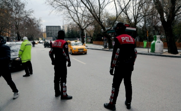 (17 mar) Pol&iacute;cia faz blitz em Ancara