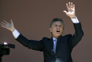 O presidente da Argentina, Mauricio Macri, dan&ccedil;a na sacada da Casa Rosada, em Buenos Aires, no dia 10 de dezembro de 2015
