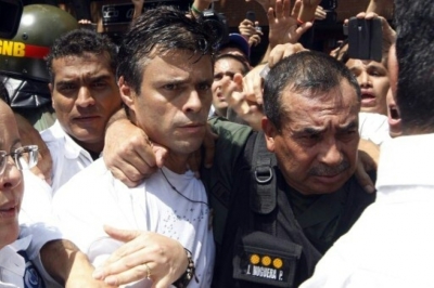 O l&iacute;der de oposi&ccedil;&atilde;o Leopoldo L&oacute;pez (centro-esq.) ao ser detido, durante protesto em Caracas, em 18 de fevereiro de 2014