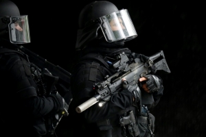 Membros da pol&iacute;cia especial Raid participam de exerc&iacute;cio de ataque terrorista, perto do Stade de France, em Saint-Denis, no dia 31 de maio de 2016