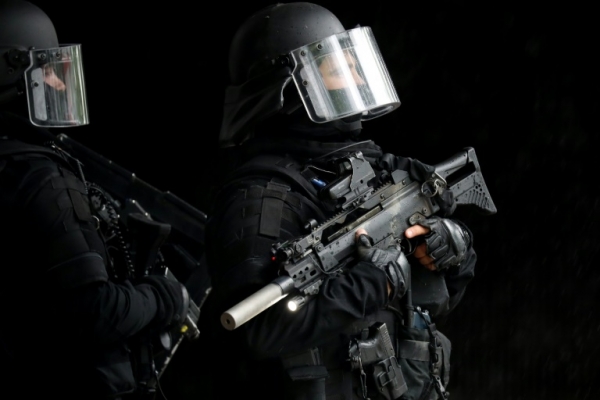 Membros da pol&iacute;cia especial Raid participam de exerc&iacute;cio de ataque terrorista, perto do Stade de France, em Saint-Denis, no dia 31 de maio de 2016