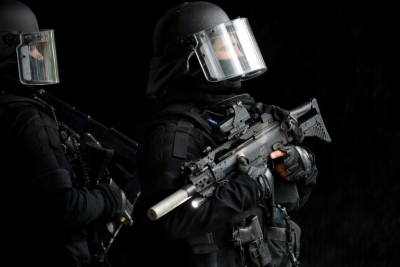 Membros da pol&iacute;cia especial Raid participam de exerc&iacute;cio de ataque terrorista, perto do Stade de France, em Saint-Denis, no dia 31 de maio de 2016