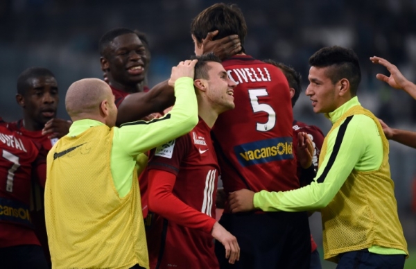 Jogadores do Lille comemoram gol durante partida contra o Olympique, em Marselha, no dia 29 de janeiro de 2016