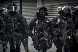 Policiais franceses s&atilde;o vistos em Saint-Denis, sub&uacute;rbio de Paris, durante opera&ccedil;&atilde;o policial em um apartamento de suspeito envolvido nos ataques de Paris, em Saint-Denis, no dia 18 de novembro de 2015