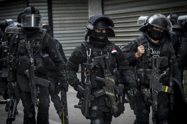 Policiais franceses s&atilde;o vistos em Saint-Denis, sub&uacute;rbio de Paris, durante opera&ccedil;&atilde;o policial em um apartamento de suspeito envolvido nos ataques de Paris, em Saint-Denis, no dia 18 de novembro de 2015