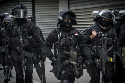 Policiais franceses s&atilde;o vistos em Saint-Denis, sub&uacute;rbio de Paris, durante opera&ccedil;&atilde;o policial em um apartamento de suspeito envolvido nos ataques de Paris, em Saint-Denis, no dia 18 de novembro de 2015