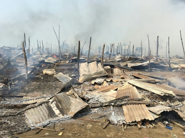 Um gigantesco inc&ecirc;ndio arrasou nesta ter&ccedil;a-feira uma parte de um campo onde vivem deslocados da comunidade rohingya, uma minoria muito perseguida em Mianmar, deixando quase 450 fam&iacute;lias desabrigadas