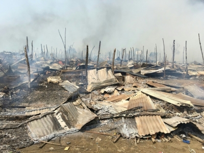 Um gigantesco inc&ecirc;ndio arrasou nesta ter&ccedil;a-feira uma parte de um campo onde vivem deslocados da comunidade rohingya, uma minoria muito perseguida em Mianmar, deixando quase 450 fam&iacute;lias desabrigadas