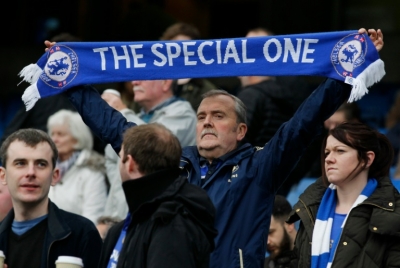 Torcedor do Chelsea ergue faixa em apoio a Jos&eacute; Mourinho, 19 de dezembro, 2015 em Londres