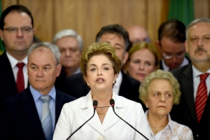 Dilma discursa no Pal&aacute;cio no Planalto, ao lado de sua m&atilde;e