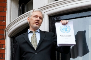 Julian Assange discursa do balc&atilde;o da embaixada do Equador, em Londres, no dia 5 de fevereiro de 2016