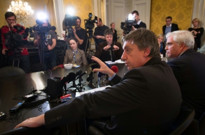 O ministro belga do Interior, Jan Jambon (e), participa de uma entrevista coletiva em Bruxelas