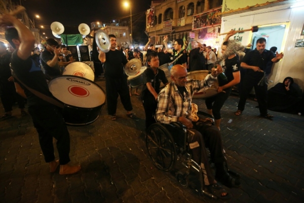Dezenas de milhares de peregrinos se dirigiam nesta ter&ccedil;a-feira ao mausol&eacute;u de um im&atilde; venerado pelos mu&ccedil;ulmanos xiitas em Bagd&aacute;, apesar da amea&ccedil;a de atentados.