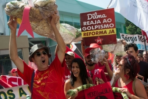 Simpatizantes do Partido dos Trabalhadores partricipam de ato contra organiza&ccedil;&otilde;es Globo, no Rio de Janeiro, em 6 de mar&ccedil;o de 2016