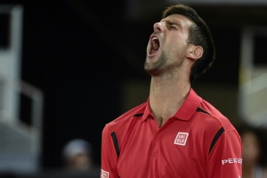 O s&eacute;rvio Novak Djokovic, em Madrid, Espanha, no dia 6 de maio de 2016