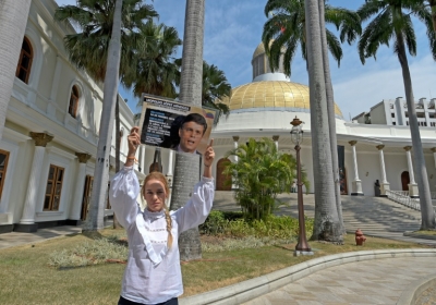 A esposa de Leopoldo L&oacute;pez, Lilian Tintori, segura um cartaz com a foto do opositor, em Caracas, no dia 4 de fevereiro de 2016
