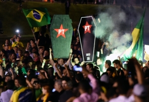 Manifestantes protestam em S&atilde;o Paulo, no dia 17 de mar&ccedil;o de 2016