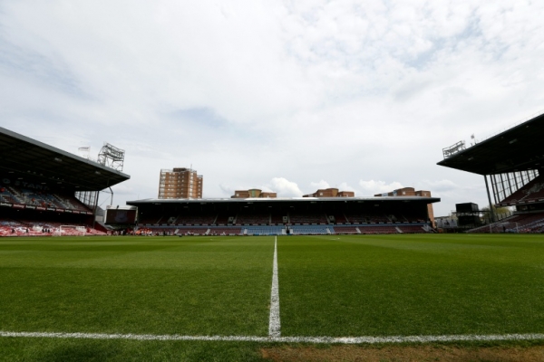 Um gol do espanhol Juan Mata permitiu neste s&aacute;bado ao Manchester United (5&ordm;) vencer fora de casa o Norwich (1-0), se aproximar a um ponto do Manchester City (4&ordm;) e seguir sonhando com a classifica&ccedil;&atilde;o &agrave; Liga dos Campe&otilde;es, ap&oacute;s a disputa da pen&uacute;ltima rodada do Campeonato Ingl&ecirc;s