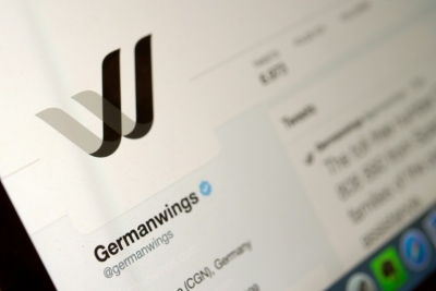 (Arquivo) A logo da Germanwings, exposta em sua conta do Twitter e em negro, ap&oacute;s a queda de um de seus avi&otilde;es nos Alpes franceses em mar&ccedil;o de 2015