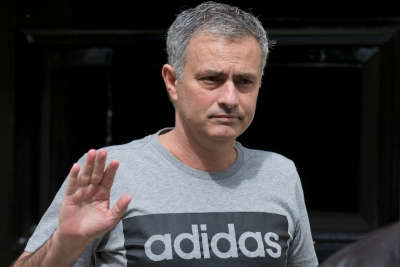 Jos&eacute; Mourinho acena ao deixar sua casa em Londres em 27 de maio