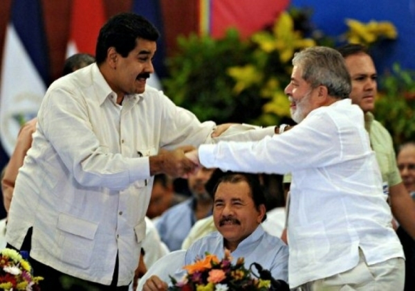 Luiz In&aacute;cio Lula da Silva cumprimenta Nicol&aacute;s Maduro em Man&aacute;gua em 2011