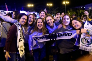 Torcedoras do Real Madrid comemoram o t&iacute;tulo na pra&ccedil;a Cibeles, em 29 de maio, em Madri