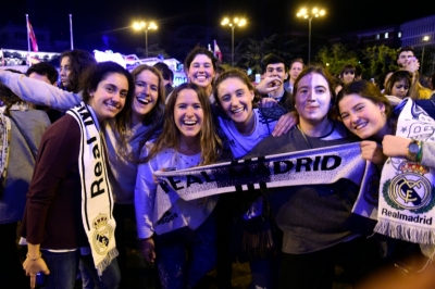 Torcedoras do Real Madrid comemoram o t&iacute;tulo na pra&ccedil;a Cibeles, em 29 de maio, em Madri