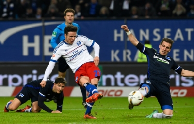 Nicolai M&uuml;ller (C) marcou os dois gols do Hamburgo sobre o Hertha, em 6 de mar&ccedil;o, em Hamburgo.
