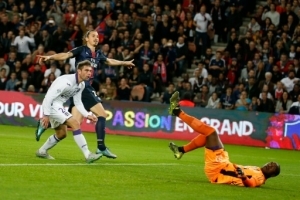 Paris Saint-Germain's Swedish forward Zlatan Ibrahimovic (C) scores during the French L1 football match between Paris Saint-Germain(PSG) and Toulouse (TFC) on November 7, 2015 at the Parc des Princes stadium, in Paris. AFP PHOTO / THOMAS SAMSON