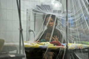 (Arquivo) Uma mulher e seu filho se protegem com um mosquiteiro, em um hospital de Tegucigalpa, Honduras, no dia 26 de fevereiro de 2016