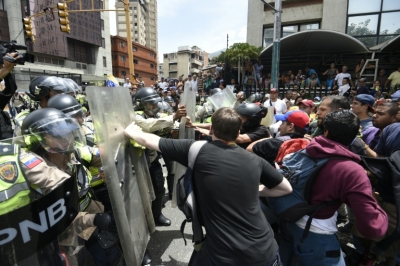 Policiais entram em confronto com manifestantes, em Caracas, no dia 18 de maio de 2016