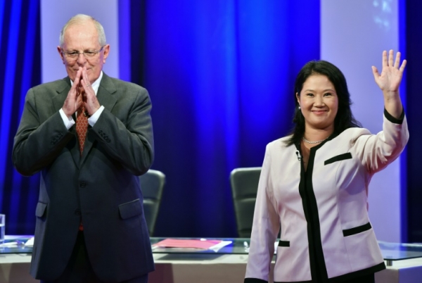 (22 mai) Pedro Pablo Kuczynski e Keiko Fujimori participam de um debate em Lima