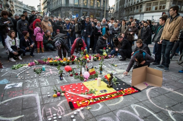 Pessoas escrevem frases, deixam flores e velas em homenagem &agrave;s v&iacute;timas dos atentados em Bruxelas, na Pra&ccedil;a da Bolsa, em Bruxelas, no dia 22 de mar&ccedil;o de 2016