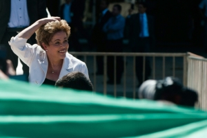 A presidente afastada Dilma Rousseff deixa o Pal&aacute;cio do Planalto, em Bras&iacute;lia, no dia 12 de maio de 2016