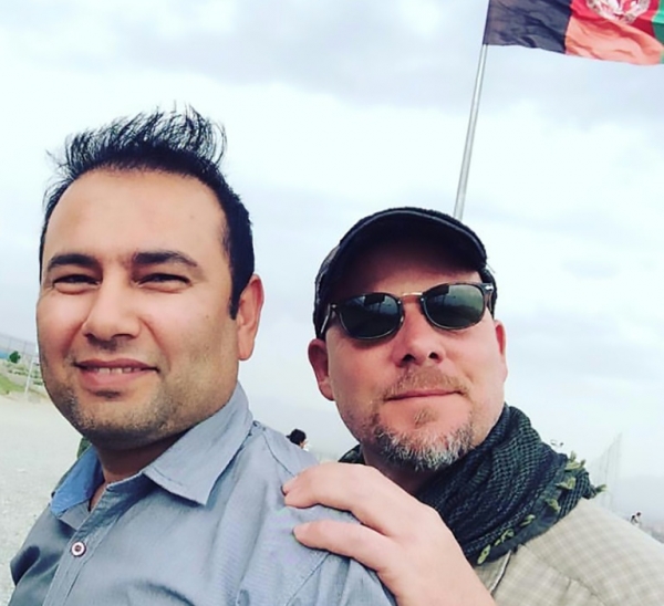 (Arquivo) O jornalista americano David Gilkey (D) e seu colega afeg&atilde;o Zabihullah Tamanna, em Ghoryan, Afeganist&atilde;o