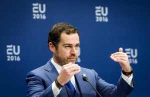 (Arquivo) O secret&aacute;rio Klaas Dijkhoff