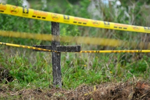 &Aacute;rea cercada para exuma&ccedil;&atilde;o de corpos mortos no conflito colombiano, no cemit&eacute;rio de La Macarena, no dia 24 de fevereiro de 2016