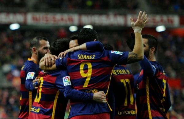 Jogadores do Barcelona comemoram gol durante partida contra o Real Sporting de Gijon, en Gij&oacute;n, no dia 17 de fevereiro de 2016