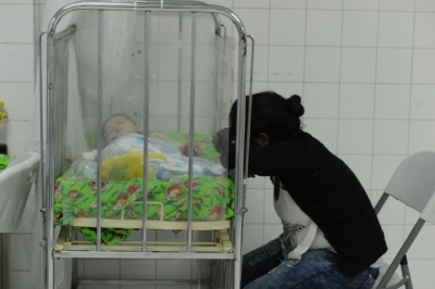(Janeiro) Paciente com dengue e seu beb&ecirc; descansam em um hospital de Tegucigalpa, Honduras