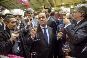 Francois Hollande (C) brinda durante a Feira Internacional de Agricultura