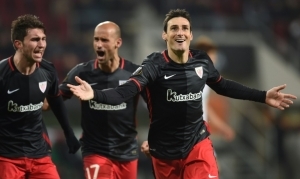 (Arquivo) Jogadores do Athletic Bilbao comemoram gol durante partida contra o Augsburg, em Augsburgo, no dia 26 de novembro de 2015