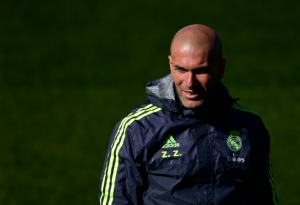 O t&eacute;nico franc&ecirc;s do Real Madrid, Zinedine Zidane, durante um treinamento em Madri, no dia 1&ordm; de mar&ccedil;o de 2016