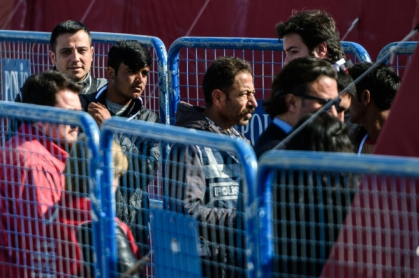 Migrantes chegam ao porto turco de Dikili