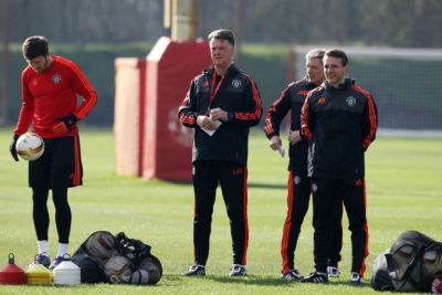 Van Gaal (c) comanda o treino do Manchester United